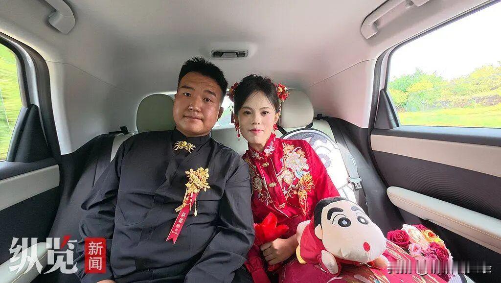 咱实打实说，这波新人是真活明白
最近极简婚礼的风刮得猛，山西这对外卖小夫妻玩得最通透：29.9元拼来的新郎礼服，直接把司仪、高价跟拍这类溢价项目全砍光，20桌酒席算下来总花费才1.6万，省出两三万全揣小两口自己兜里。
目前了解到的最新调研显示，近八成年轻人都支持这类简约婚礼，全国20桌以下的中小型婚