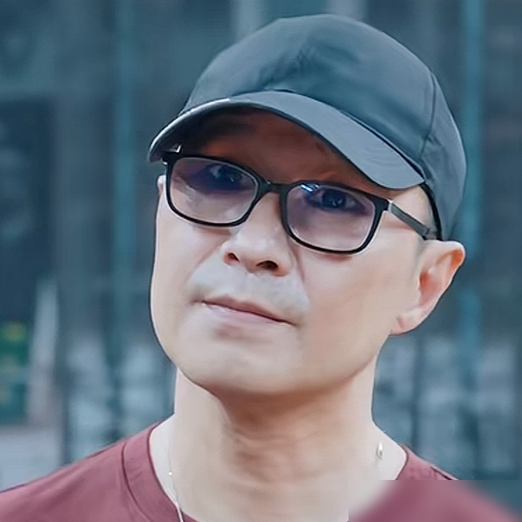 汪峰根本不爱穿皮裤，全网都被骗了十几年。
8月24日他在成都受访，终于把这事给交代了。所谓的皮裤狂魔，全是90年代末演话剧，外加早年搞乐队，为了舞台效果才穿过那么几回。
就这么几场演出，被网友疯狂截图，硬生生焊死在黑历史里。人家私底下，压根就不碰这行头。
最近网友又扒出他08年的旧照，T恤撞脸