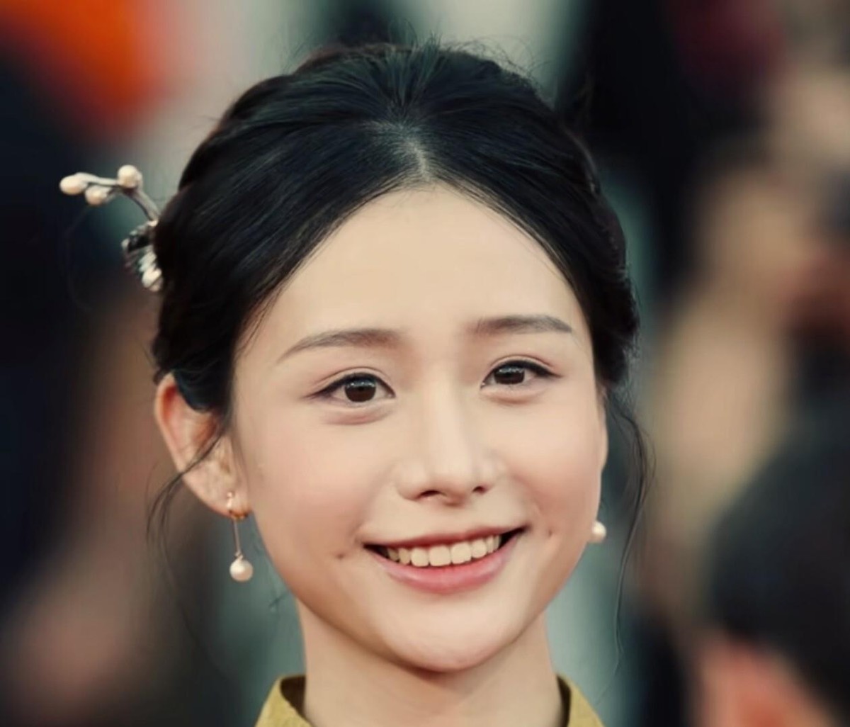 王晓慧凭《给阿嬷的情书》里“淑柔”一角火了，票房飙到20亿她却直接回汕头玩具厂画插画去了，很多人说她傻，放着明星不当非要回去上班。这次威尼斯红毯，她穿着新中式立领长裙往那儿一站，那股子东方韵味确实抓人眼球，跟剧组那俩科班出身的同行一比，她这个素人反倒成了焦点。我就觉得挺逗，一个天天喊着有容貌焦虑、觉