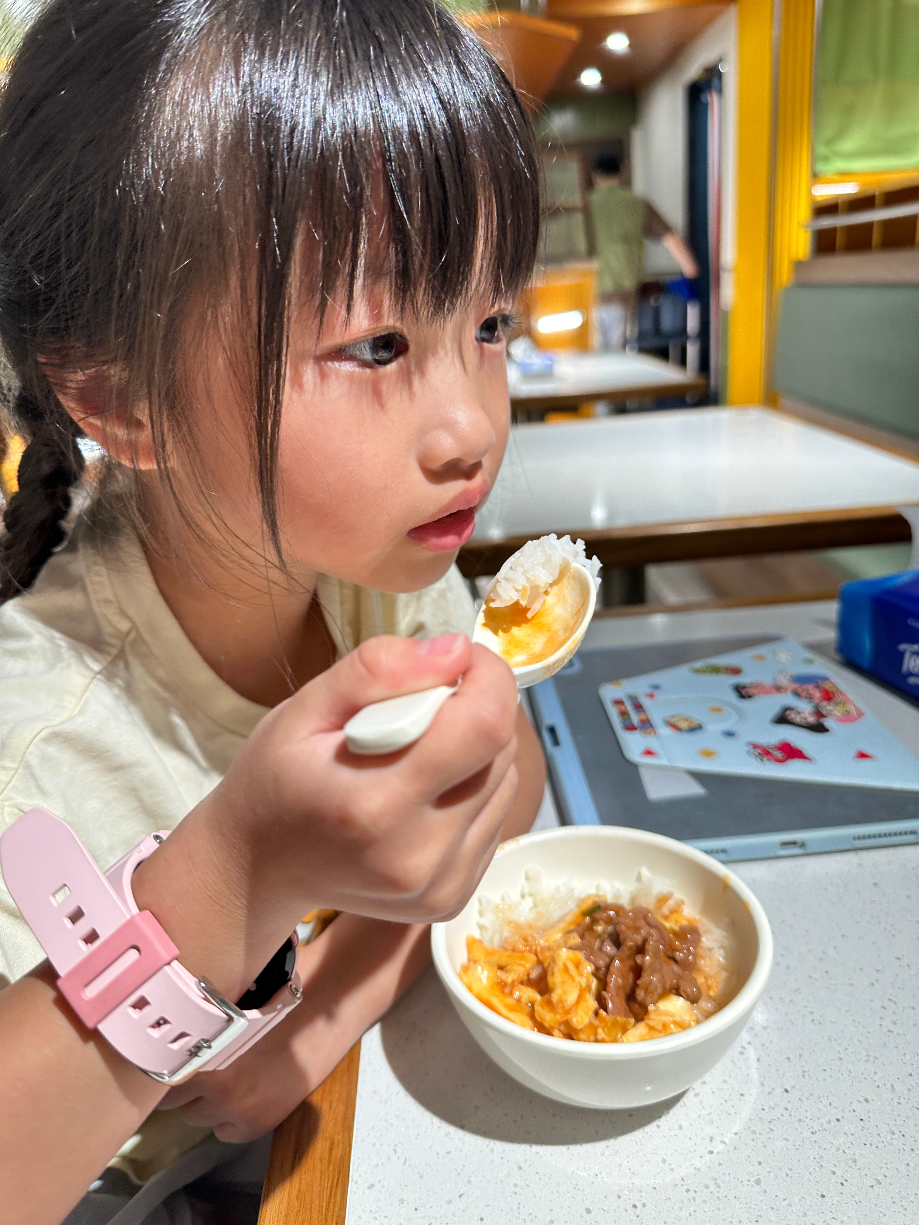 肥宝港式茶餐厅

过年后，壹新（原傻发）执咗之后，这间新茶餐厅就在装修，装修了大半年终于开业了！

我们都很兴奋！
因为广东人骨子里热爱茶餐厅
以前我们当壹新是饭堂，没有预制菜，价格公道，关键是就在家门口，方便决定一切～
还有，味道很好👌

新的茶餐厅价格贵了，以前的番茄牛肉炒蛋饭 29， ​