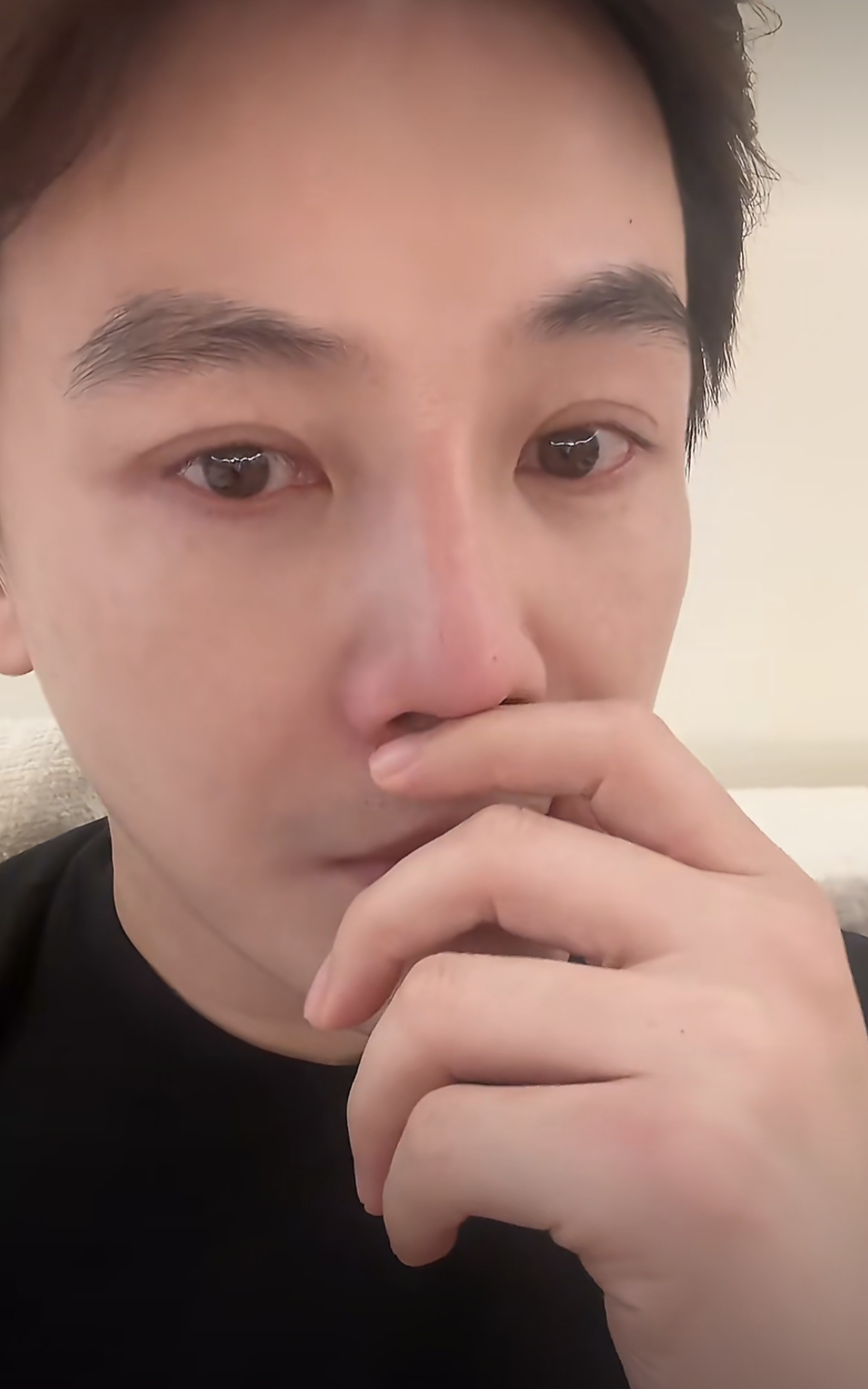 孙坚在节目里哭诉自爆，这么多年一直被家人当成提款机。
 
姐姐生孩子住月子中心花掉15万，直接记在他账上，妈妈长期做理疗他出钱，弟弟买房也找他出钱，他只能一边拍戏一边还债，整个人已经快扛不住了。
 
去年他第一次硬着头皮跟妈妈说没钱，请了小时工照顾，也是第一次觉得自己活得像个人。
 
父母的话，确实