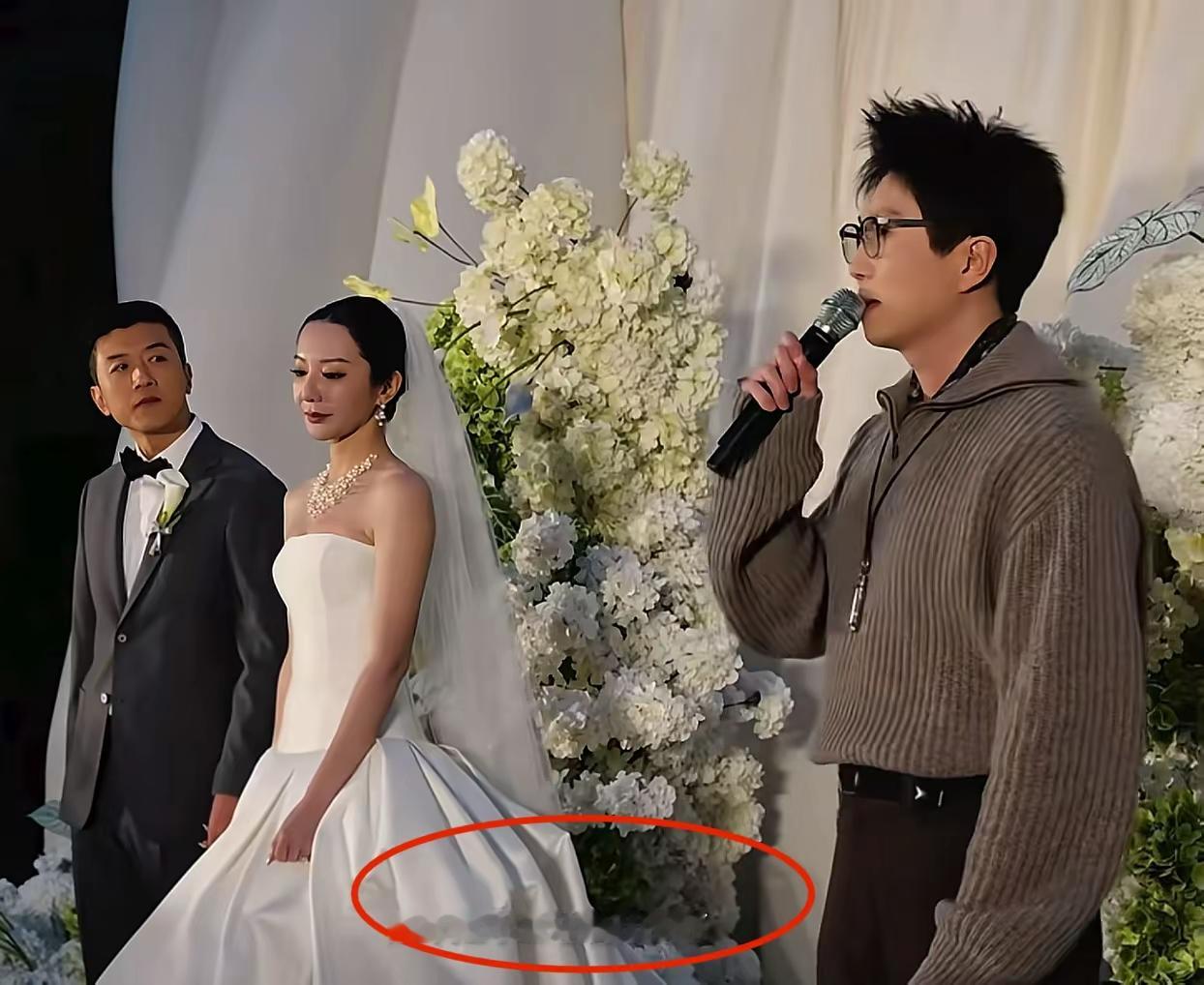 毛不易发言太“炸裂”了！在女性朋友婚礼上，他说这个女性朋友为他收拾房子、做饭，彼此一起走过20多个年头，还说结婚越来越不意味着什么了。

旁边的新郎脸都快绿了。毛不易回忆过往，依然说的很投入，很自我感动。但也没了“边界感”。

他说：“从校服到婚纱，虽不是妻子，但彼此每一步都看在眼里”、“一起走过了