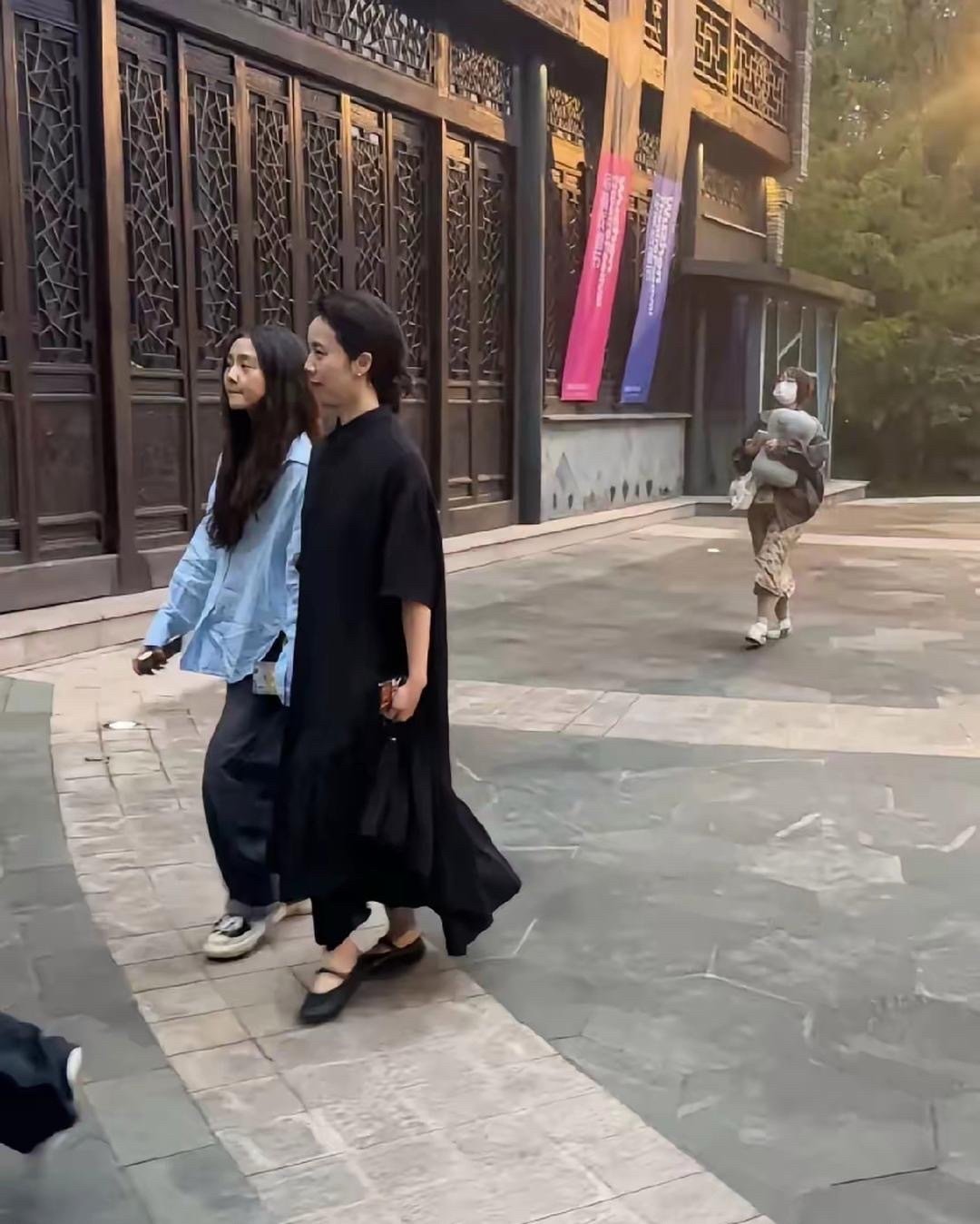 黄磊孙莉一家人在乌镇戏剧节，孙莉和多多的颜值，真的好高！有一说一，孙莉可真年轻，她和女儿多多走在一起，感觉就像姐妹，实际上她今年49岁了，快50岁的人，还能有这样的好状态，真的很难得！ ​