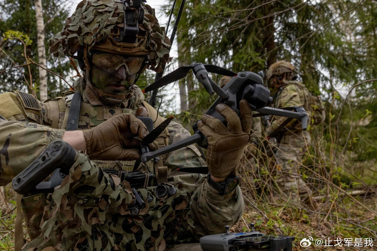 美军两套采购标准打脸，一边禁中国无人机，一边买大疆训练反制

2026年8月16日，据defence-blog.com；tvfront.rs报道，美国空军采购中国大疆无人机用于核导弹基地反无人机训练。

2026年8月14日，美国空军第90合同中队发布一份招标公告，为位于怀俄明州的F.E.沃伦空军基地采购中国大疆（DJI）公司制造 ​