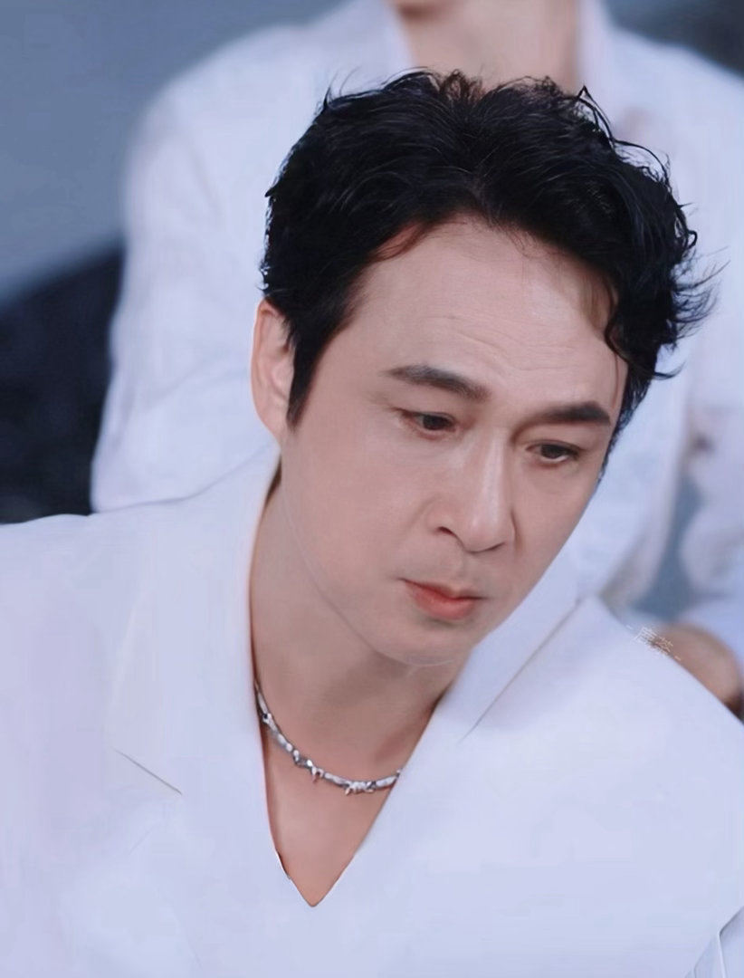 #吴镇宇为吃上广西美食派人蹲守路边摊#吴镇宇在柳州拍戏被当地路边炸鸡狠狠圈粉，小摊出摊时间不固定，想吃的时候没遇上，干脆安排工作人员蹲守摊位，就为一口烟火美味，影帝这吃货执念也太接地气了。 ​