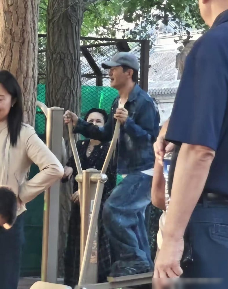 郭晓东在公园健身器材上抻腿，肩上还挎着台摄像机，程莉莎站旁边看着，俩人穿得跟遛弯大爷大妈没两样。
没人围观，也没人喊老师，就安安静静活动筋骨。
可就在几天前，他刚在《披荆斩棘》四公被淘汰。唱《她》跑调，全网讨论，他发长文说“跑调了，但没有逃跑”，淘汰环节还清唱了段家乡民歌。
程莉莎转发：只是跑