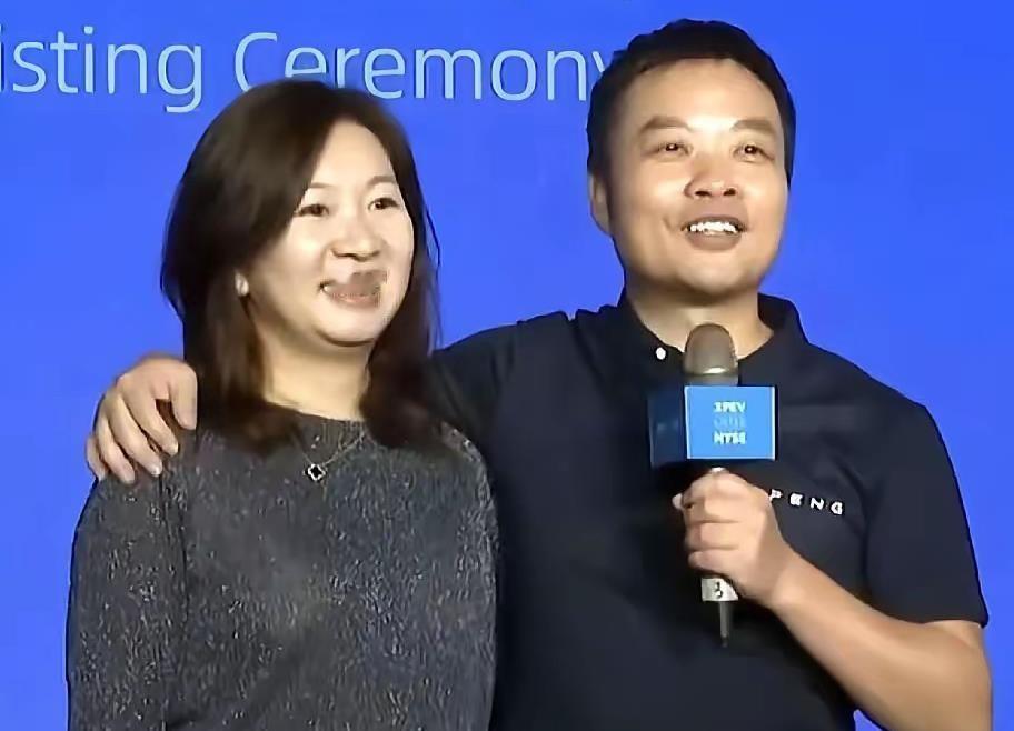 何小鹏的妻子陈锦仪，最近又被不少人提起。
她是何小鹏华南理工的学妹，两人校园相识，后来一路陪着他创业。何小鹏的核心持股平台上海宾阖，工商信息里就有她的名字，股东、执行事务合伙人都当过。可以说，何小鹏商业版图的幕后，她是一直在场的那个人。
但有意思的是，她几乎从不站到台前。早期参与过小鹏汽车市场营销相