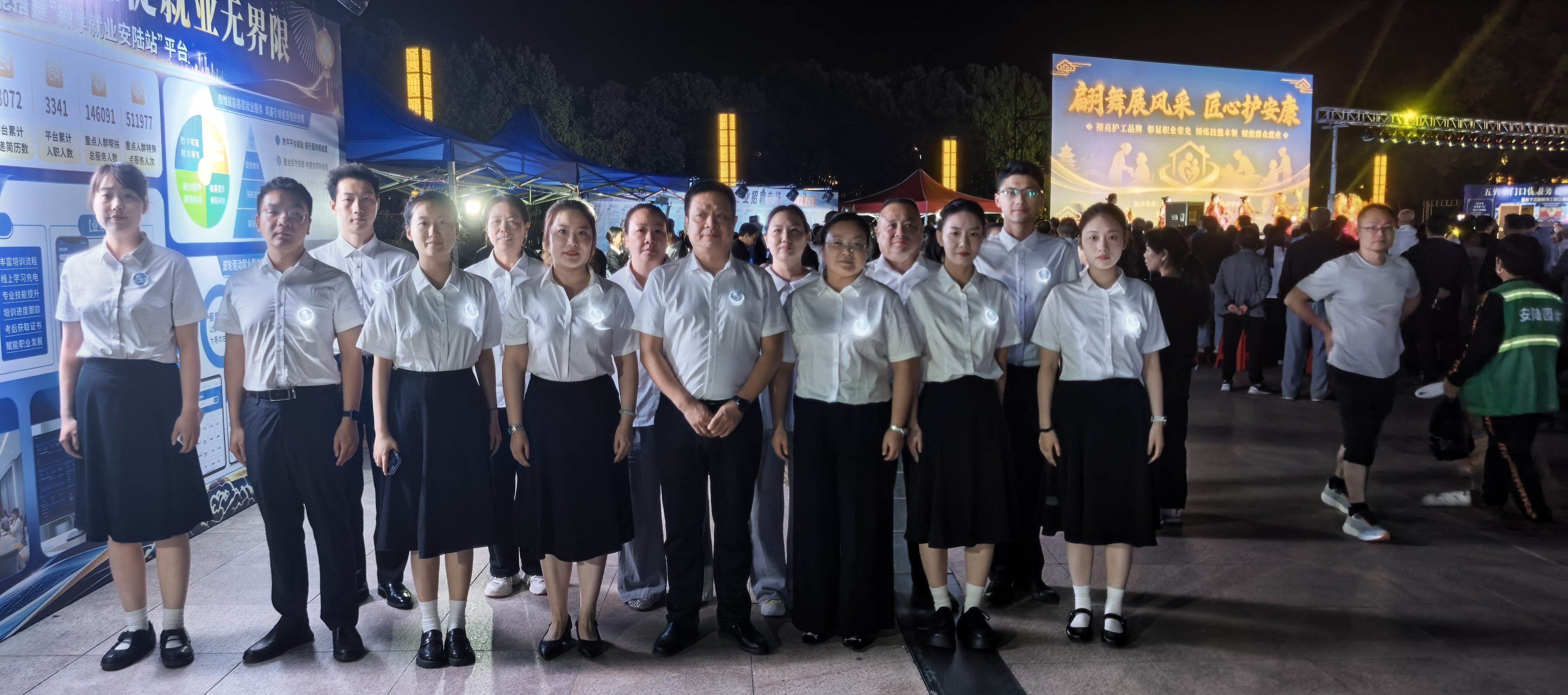 湖北安陆：文艺宣讲润秋意 社保服务暖民心
9月10日，安陆市在河滨公园举办“人社金秋夜”主题文艺活动，该市机关事业单位社会保险服务中心以文艺展演搭配政策宣讲的创新形式，把社保便民服务搬到群众家门口，让民生保障服务更接地气、更暖人心。
活动当晚，河滨公园灯火璀璨、热闹非凡。该中心年轻干部登台演绎原创诗