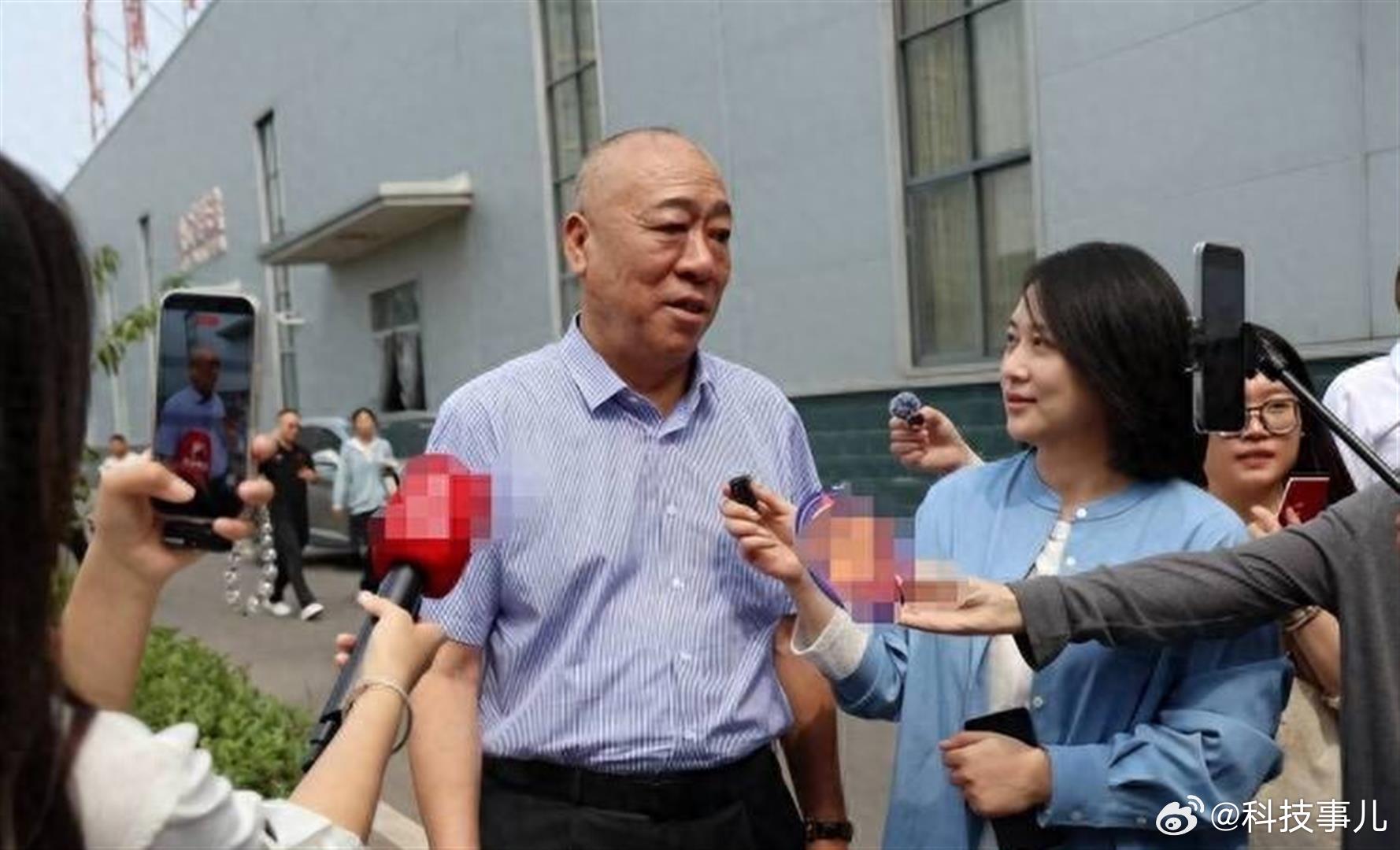 网友都在说的这个崔培军，我去查了下真开眼了！河南长垣起重机厂，二十多年就12条制度，不打卡不考勤，打电话报备就行。收麦带薪放假还发一千，下雪暴雨不用来工资照发。

有人说太粗放，可人家单梁起重机全国第一八年，卖130多国，产值112亿。利润2.7亿分员工1.8亿，年会摆6000万现金自己数。

我觉得 ​