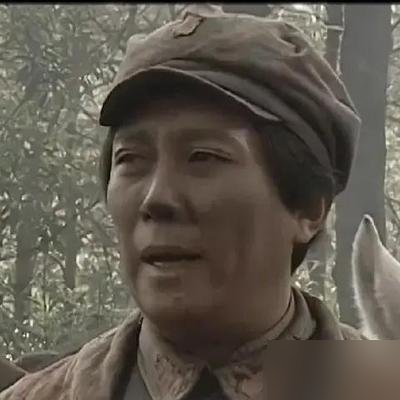 74岁了，唐国强回福建老家，没带助理，一头扎进书法赛颁奖礼，现场给人写“福”字。隔几天，又被人撞见在头等舱看报纸，手机都不怎么刷。
转头他就进了横店，演竖屏短剧，开机仪式上即兴吟诗，演一个红色资本家。旁边搭戏的，是二十出头的小年轻。
这边厢，一群年轻演员正拿“靠近炸点、不用替身”当敬业通稿发。那