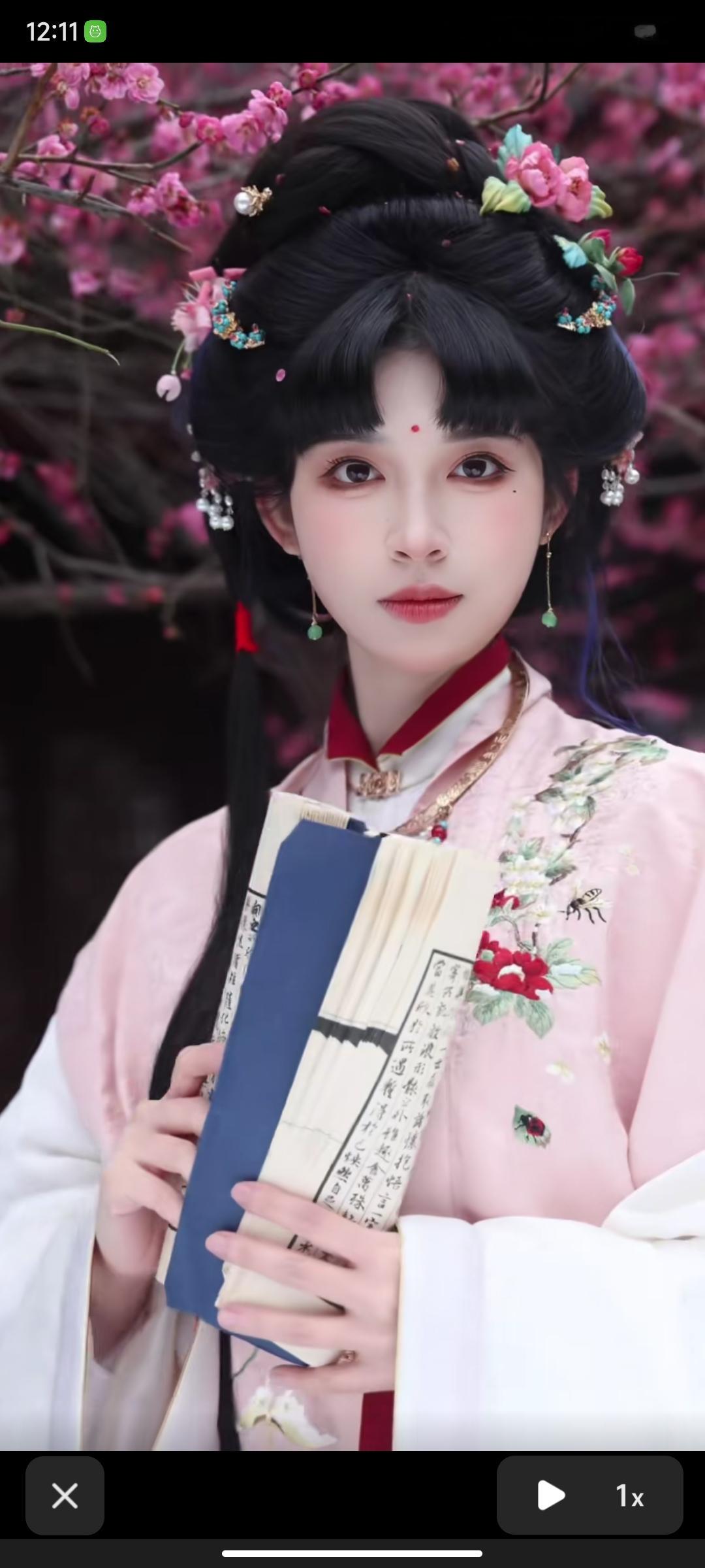 杨幂、刘亦菲、赵丽颖，你更喜欢谁 说真的这三位85花顶流我根本选不出唯一的偏爱，毕竟各有各的杀招。
刘亦菲170cm的大骨架常年稳在52公斤，头肩比1:1.8自带古典感，线下穿高定或者国风汉服气场直接拉满，哪怕上镜偶尔因为丰腴匀称的鹅蛋身形显肿，真人走出来的舒展感完全挑不出错。
杨幂手握七十余部作品