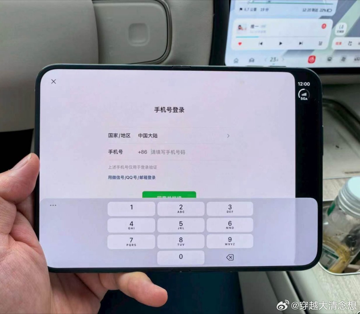 #iPhoneDuo开售多款应用适配仍未解决#新机首发难免会遇到软件适配问题，我实测多款日常App和手游，画面都无法铺满大屏，左右两边出现黑边，只能耐心等待应用推送新版本优化#iPhoneDuo多款游戏出现大黑边# ​