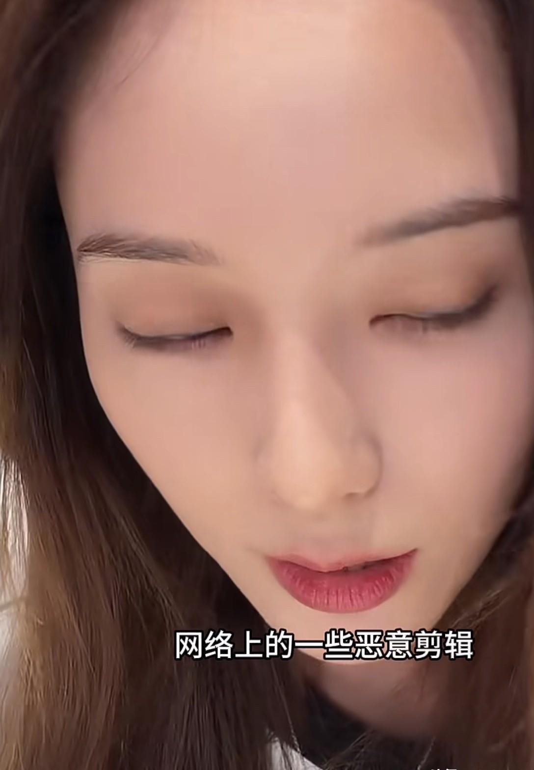 徐艺洋在直播间把剖腹产疤痕都搬出来了，拼命证明孩子是自己生的、没代孕、国籍没问题，可大家为什么还是听不进去？
其实真没人拦着艺人恋爱结婚生孩子。
大家真正反感的，从来不是明星成家，而是那股“把所有人当傻子耍”的别扭劲儿。
想当初被拍到那么多次，态度一个比一个硬，全网辟谣甚至正面回怼，搞得替他们