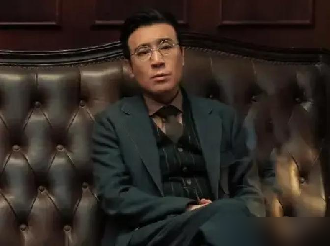 李雪健盯着监视器，甩出一句：于和伟这人，骨子里坏得很。
拍《历史的天空》，于和伟演万古碑。心胸狭隘，阴险狡诈，坏得让人牙痒。李雪健就在机器后头看，越看越点头。
于和伟没辩解。后来只说了一句，李雪健老师是懂表演的。
陈道明也夸过他，说这演员能把角色心里那点东西挖出来。于和伟自己讲过，演坏人不能光