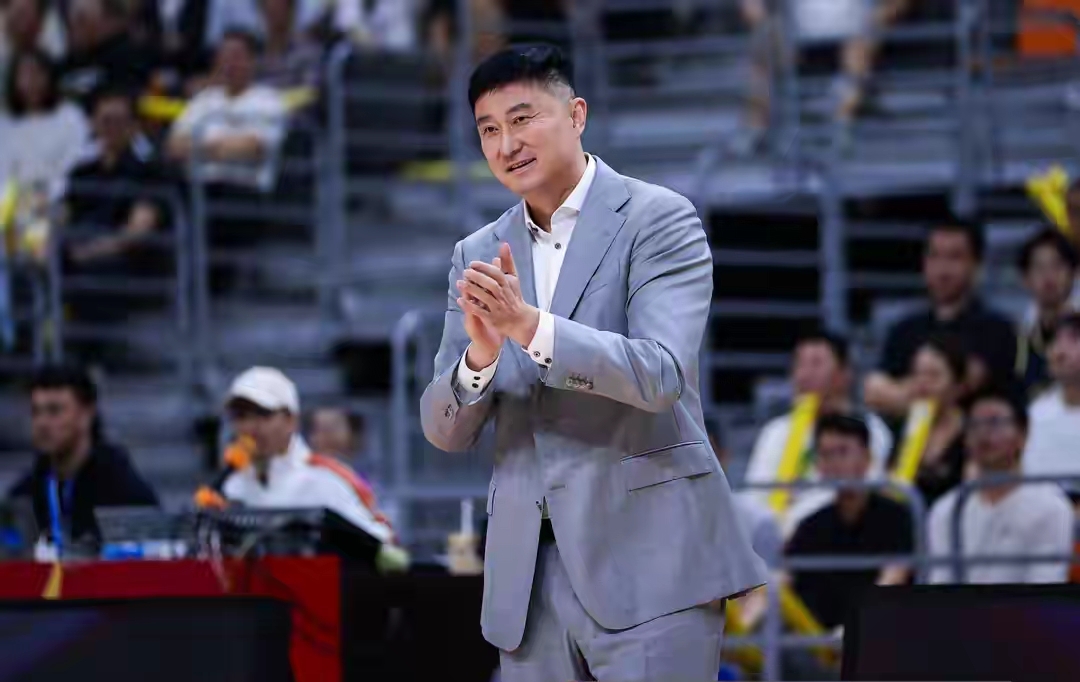 杜锋改任总教练是升是贬？

从官方公告和多方信息来看，杜锋从主教练改任总教练，并非简单的“升”或“贬”，而是一次权责调整与角色转型，更偏向于“明升实转”或“退居二线”。

核心变化：从一线指挥到战略规划
主教练：负责日常带队训练、比赛临场指挥、战术布置等一线工作，是球队的直接负责人。
总教练：工作重