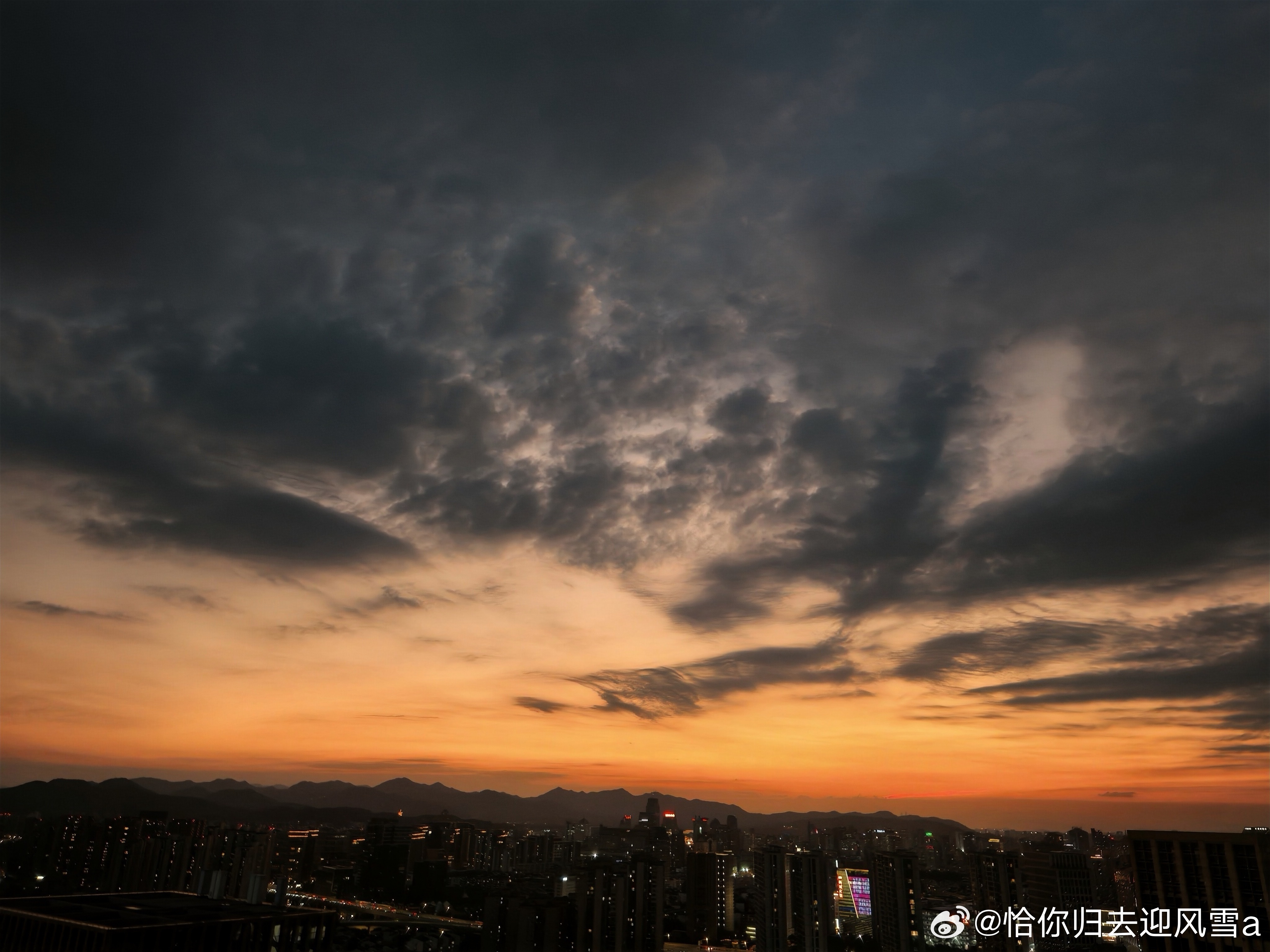今天10号，美国8月PPI数据同比增加，环比增加，这数据对应布油+10Y数据，完全对的上，直指“通胀交易回归”，那么接下来等11号晚CPI数据。
再把AI终端消费电子最近一连串动作(涨价)串联起来看，“AI泡沫”风险及高估值重新定价的风险概率值得警惕。
震荡周期由“月度”拉长到“季度”的可能性占比提高 ​