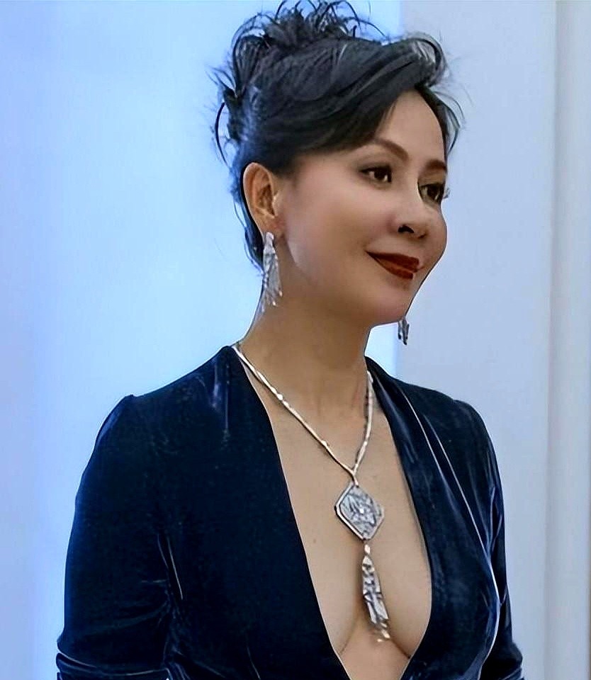 梁朝伟为什么对她死心塌地？看一眼刘嘉玲这套黑色波点长裙配绿宝石吊坠的写真，答案全在里面。

这身打扮换个人可能就俗气了，但穿在她身上，性感和文雅平衡得恰到好处。

岁月没留下沧桑。经历过那么多风雨，现在的她眉眼间全是笃定。那种舒展自在，装是装不出来的。

很多人觉得她美艳，但性感只是外衣，骨子里的强