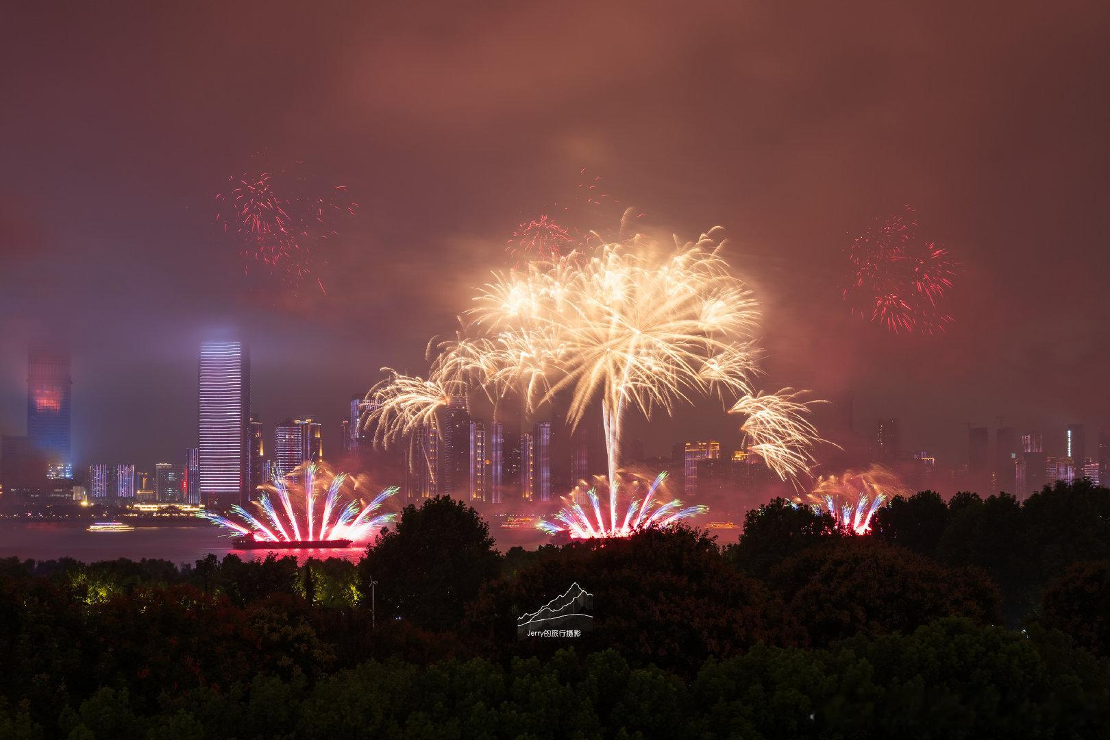 国庆的夜晚，在武汉看到长江被烟花点亮。
虽然天气不大理想，但烟花还是非常震撼的！
#长江新主场缤纷大武汉# #在武汉开启艺术之旅# ​