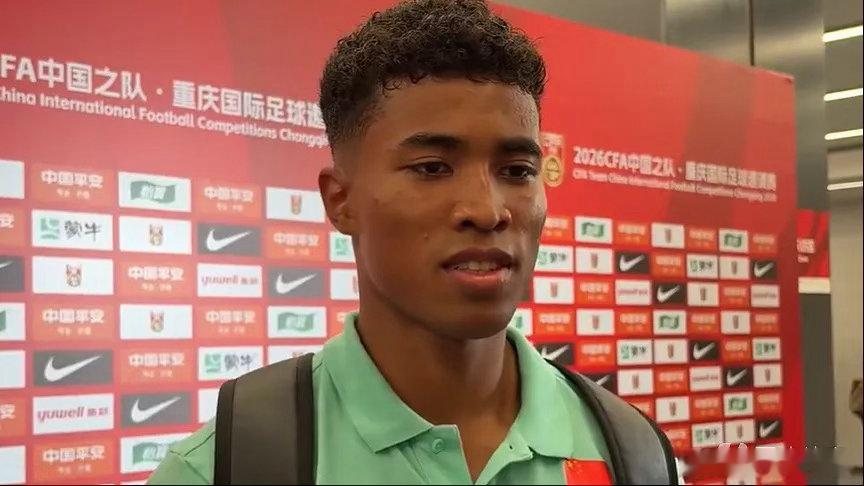 ⚽重庆热身赛｜国足0‑3新西兰，黄晟豪完成国家队首秀
19岁的黄晟豪替补登场，本场先后出任后腰、右后卫两个位置，完成成年国足A级赛首秀￼￼￼。 ​
