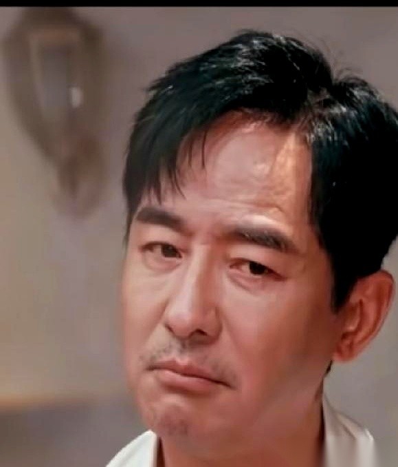 郭晓东最近在镜头前谈起妻子程莉莎的一段话，像个响亮的巴掌，打醒了不少婚姻里的装睡人。
程莉莎更年期到了。这事儿要是搁在很多普通家庭，可能换来的就是男人翻个白眼，外加一句不耐烦的“你又发什么神经”。但在郭晓东这里，画面完全变了。
他看着妻子整宿整宿地翻身睡不着，眼睁睁看着她情绪失控，自己却什么也做不了