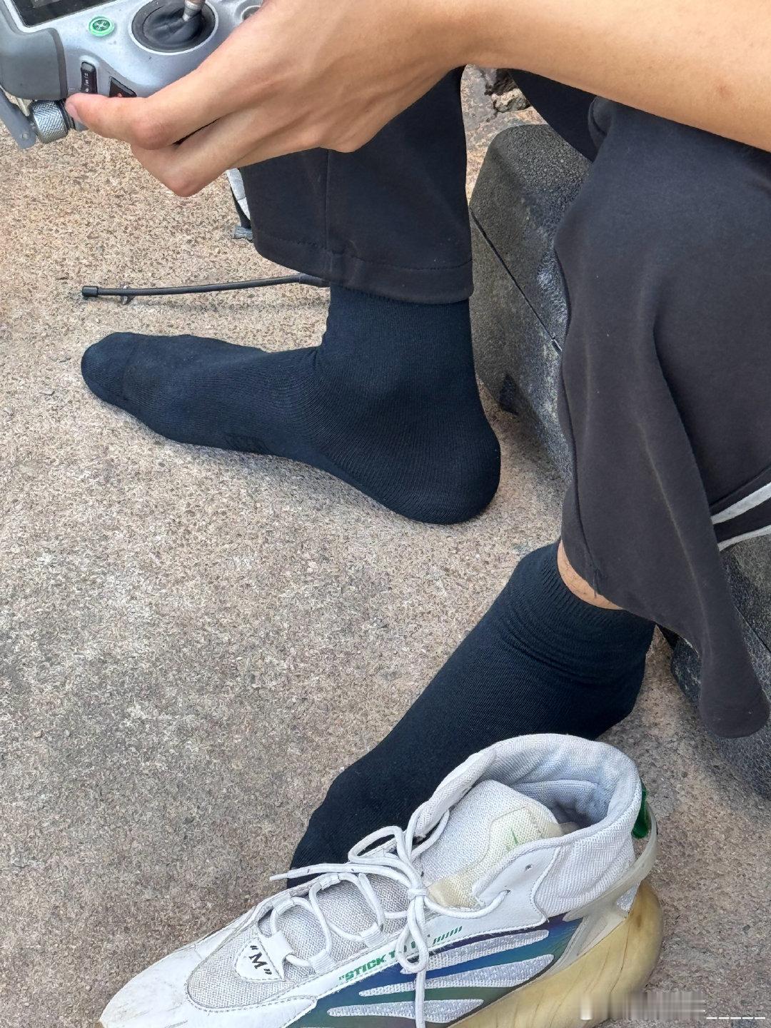工地吊车司机与无人机操作小哥，累了歇歇脚[偷笑] ​