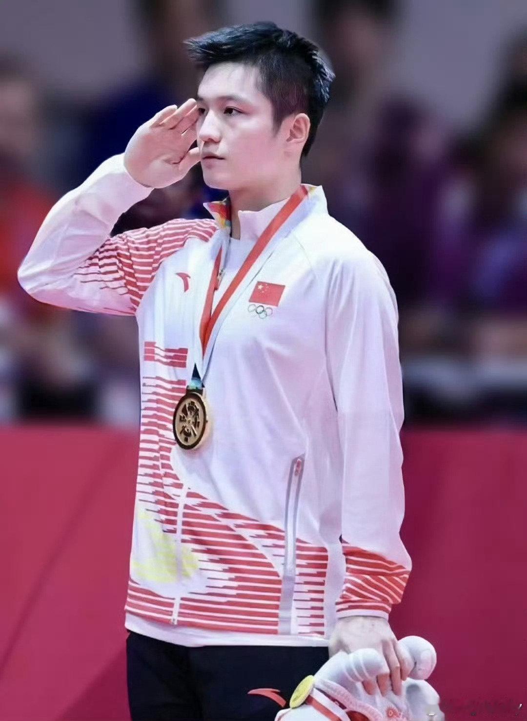 #王楚钦也是人不是神##国乒男团银牌# 
雅加达亚运会上，21岁的樊振东不是国乒男团的队长，但作为队中年龄第三小的队员，他肩负起了核心一单的重任。在马龙、张继科缺席的情况下，他带领队友征战赛场，夺得男团、男单冠军。

所以樊振东是神吗？天降“紫微星”！[喵喵] ​