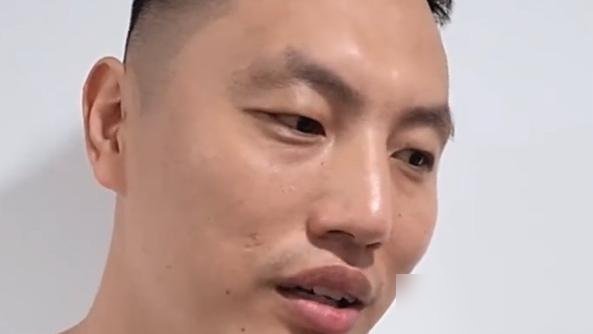 季前赛三连胜，李楠直接把赵睿按在板凳上不让打了。脚踝扭了一下，不重，但就是不给上。换以前，这点伤肯定得咬牙拼。现在首钢这阵容厚度，真没必要冒险。新来的沃特斯三场轰了62分，不占球权，外线张手就有。桑普森内线抢板护框，干的全是脏活累活。布朗也回来了，三外援齐了。队名改回首钢，双主场，医疗团队也换了新的