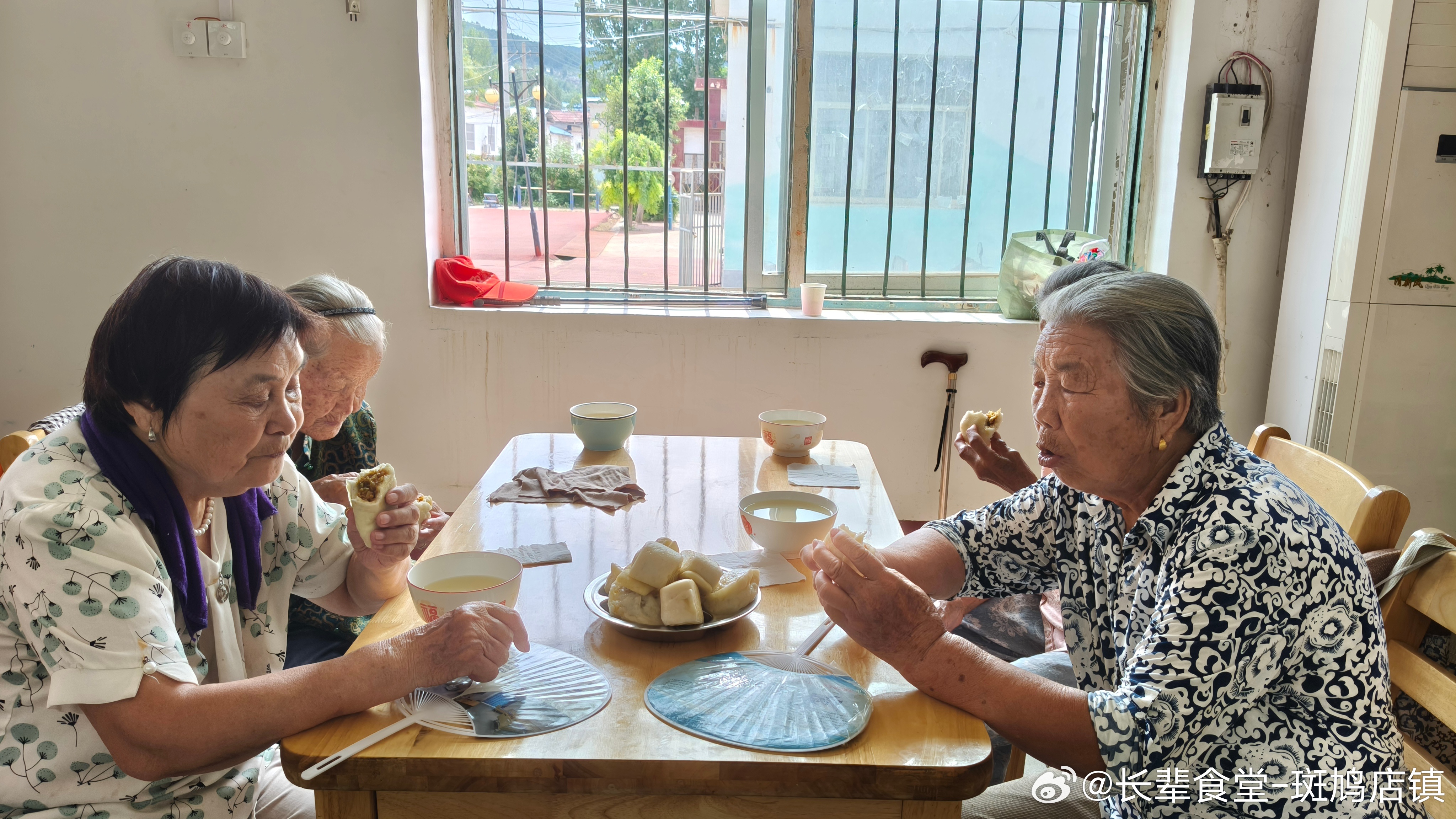 2026年8月22日用餐出库公示：
应资助80岁以上老人数62人；实到32人，厨师1人，管理员1人，志愿者2人，共36人，
累计用餐人次：24273人次，
累计志愿者人次：1324人次  
菜品：1.胡萝卜鸡蛋包2.甘蓝鸡蛋包
汤品：小米粥
食材消耗：
胡萝卜4.1斤（库存）、甘蓝11.8斤（库存）、鸡蛋30个（捐赠）、菜籽油2 ​