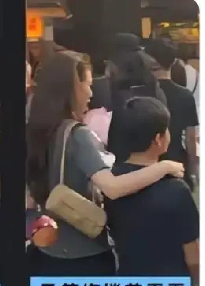 汪小菲又带着全家去深坑老街扫街了，这回身边不仅有孩子，还有那个总能稳住他情绪的马小梅。
刚出炉的深坑肉包还冒着热气，街边小吃摊一个挨着一个。
从当地特色的深坑豆干一路吃到红烧臭豆腐，甚至还有口味清奇的臭豆腐冰淇淋，汪小菲对着镜头挨个介绍，语气里满是轻松。
马小梅指着路边的小吃摊，笑着说这些全是