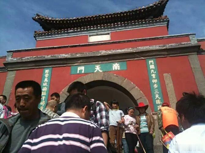 现在的骗子真的是越来越高明，专门骗咱们普通老百姓。
 
以前诈骗靠打电话、发短信，现在直接用上AI高科技了。
 
很多中老年朋友容易中招，骗子偷偷收集你家人的语音片段，
用AI技术完美克隆声音、语气、口音一模一样。
 
然后冒充你的孩子、兄弟姐妹、亲戚，
说自己出事了、急需用钱、被人扣住，
语气 ​