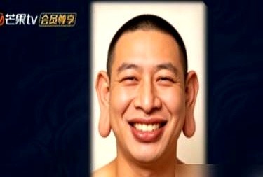 唐九洲在《披荆斩棘》后台问大家，自己五官哪儿最拿得出手。

阿云嘎张口就是三个词：耷拉眼、鹰钩鼻、大板牙。

话音刚落唐九洲笑容直接冻结，旁边人全笑崩了。更绝的是颜安，当场掏出AI把这十二个字输进去生成了张画像，直接怼到唐九洲脸前。唐九洲瘫在椅子上直喊“我不活了”，阿云嘎转头又凑过去作势要亲他。