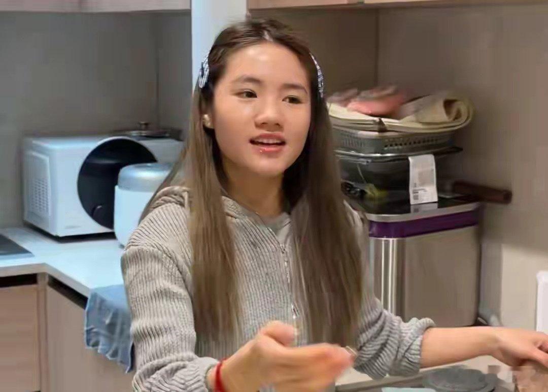 🍎🍎🍎有曾资助过李勒优的网友站出来发声：当年自己只是给过一点帮助，可李勒优这些年逢年过节都会主动送祝福。网友还提到，李勒优曾在面馆帮忙，却没有工资。

但也要看到，李勒优本人回应“和晋妈关系挺好的”，崔晋也称只是家庭琐事被放大。 所谓“一刀两断”目前还没有被当事人正面证实。只 ​