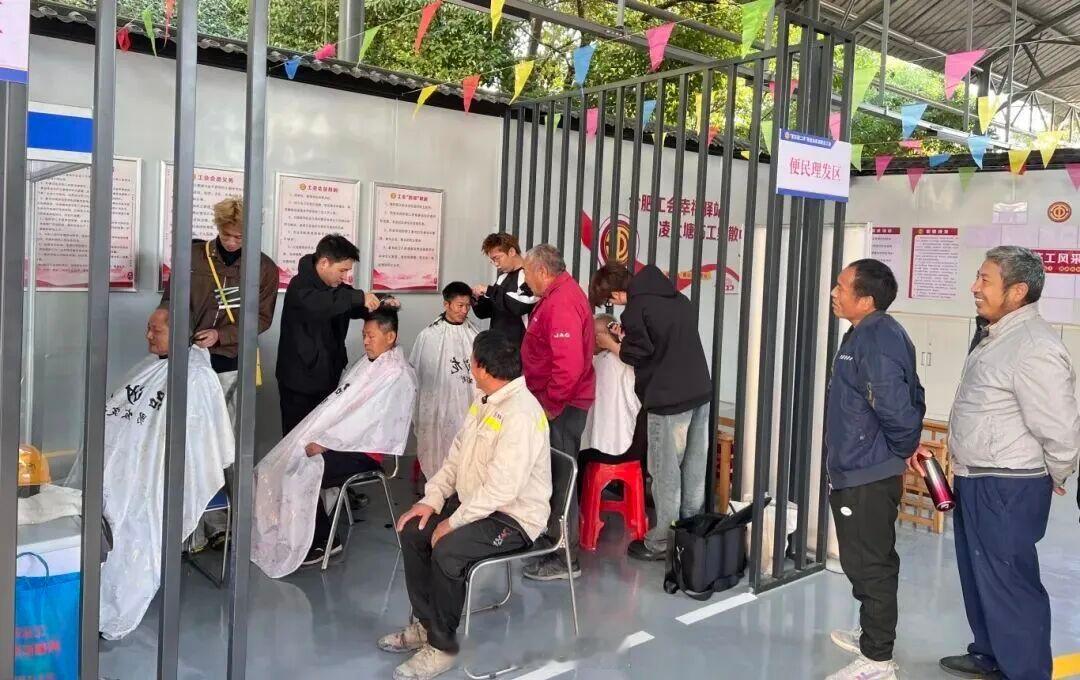 【在凌大塘临工集散中心找活多年的临工老王，说起过往满是感慨。现在每月2...