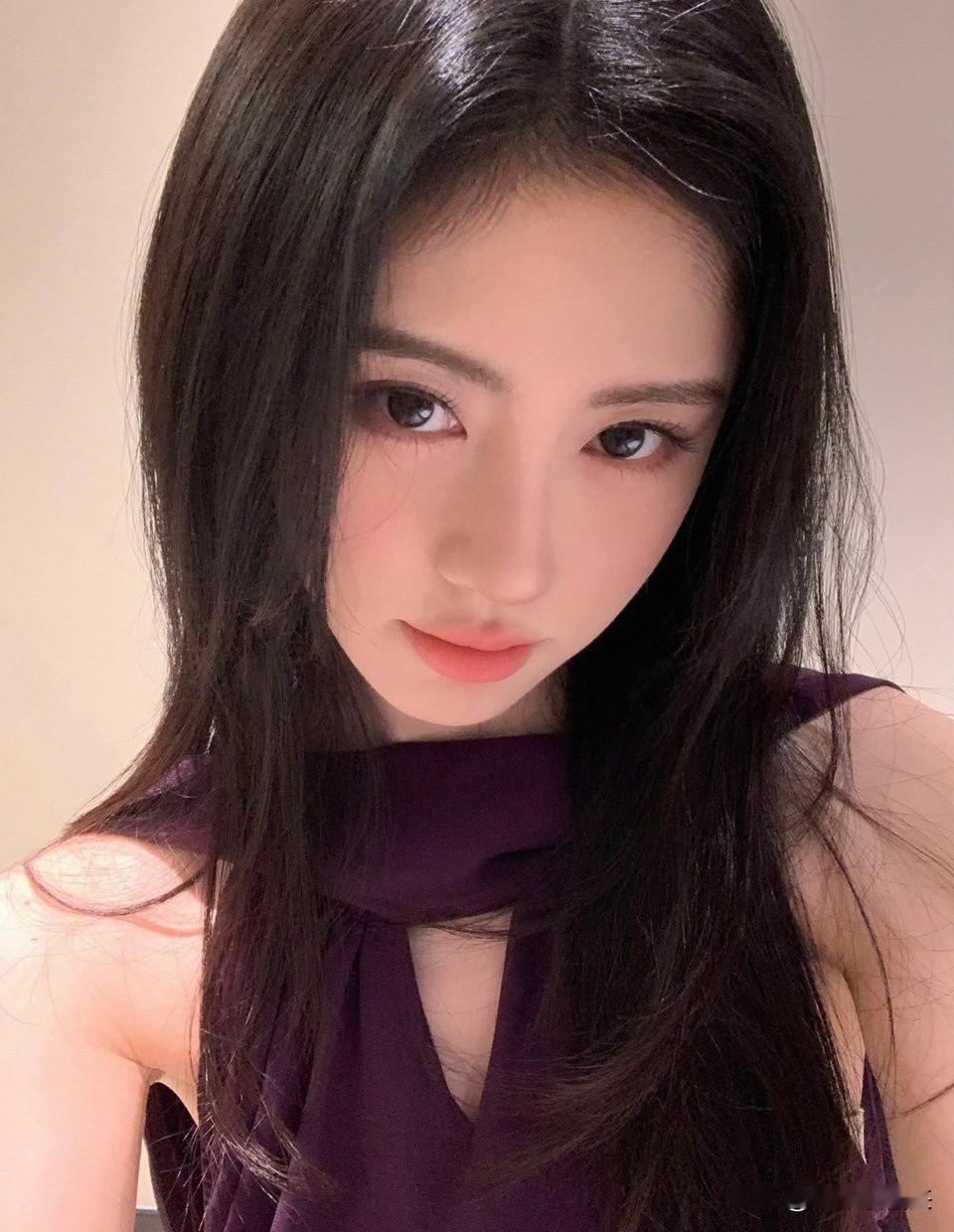 果然紫色很有韵味啊，鞠婧祎就这样不经意美翻全世界