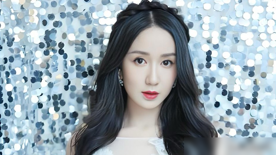 2014年拍的剧，2026年才播，娄艺潇杨玏谭松韵三个人的脸在片子里嫩得能掐出水。
压了整整12年，东方卫视突然空降黄金档，连个预告都没放利索。
剧情是啥？多角恋，误会离婚，破镜重圆，标准狗血三件套，放2015年能打，放现在弹幕全是考古现场。
谭松韵那会儿还没红，演个小配角，现在弹幕刷的全是她