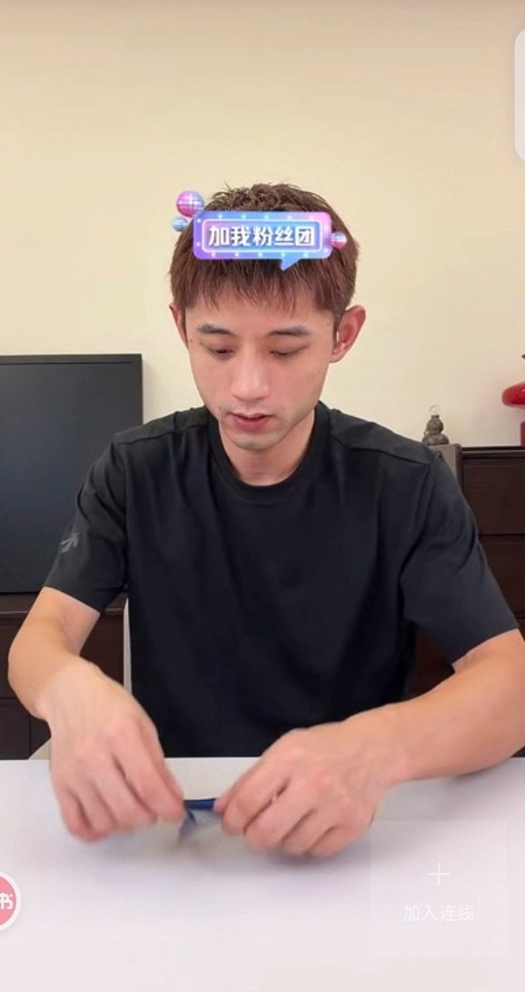 #张继科[超话]# 还是这个炸鸡块有力气啊，我们一般不把一言不合跑10公里叫做出差[哼]
还有摆爱心的可可实在太萌啦[拜托] ​