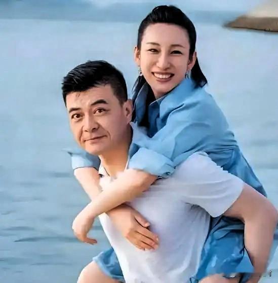 现在可能全网最懵的就是秦海璐吧！
一觉醒来，丈夫“被去世”，秦海璐这回算是彻底领教了什么叫“互联网式荒谬”。
甘肃作家王新军走了，57岁，令人惋惜。可偏偏有人连正主都没搞清，盯着名字里的“王新军”三个字，就急不可耐地涌向秦海璐的评论区，硬生生把人家的社交账号给冲了。

这种乌龙真不是头一回。

当初