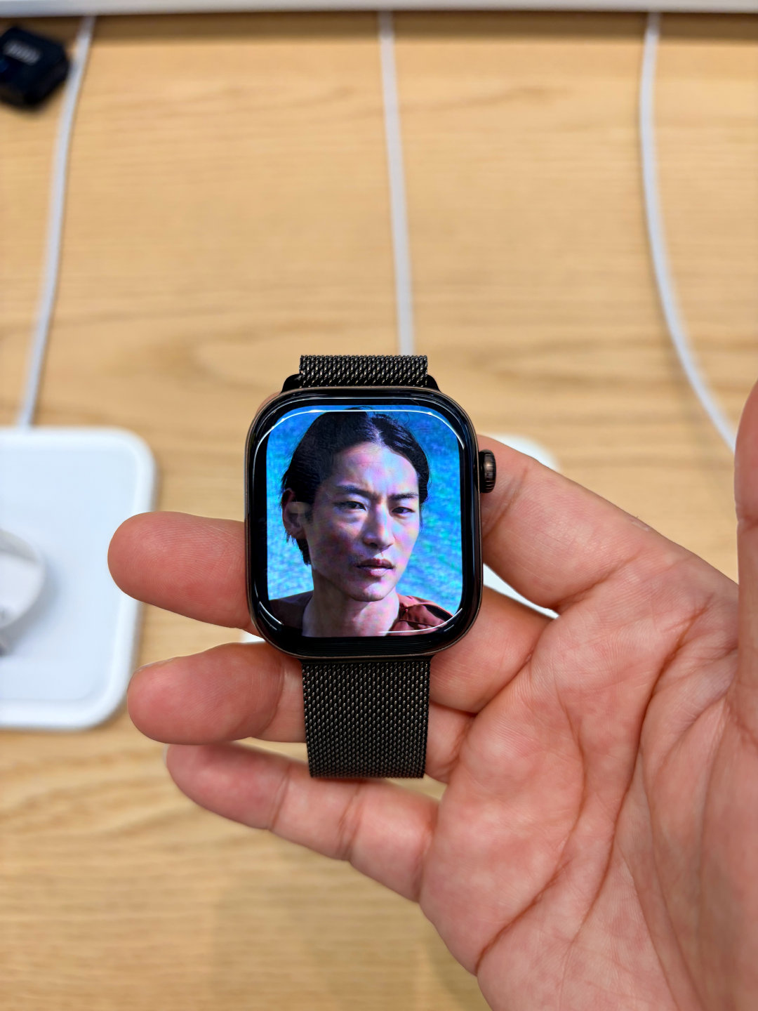 试了一下，Apple watch S12 确实好丑。[捂嘴哭]

真服了设计还能倒退。

但好看的 OPPO Watch X3 感觉运动监测又不如 Apple，虽然还更便宜。 ​