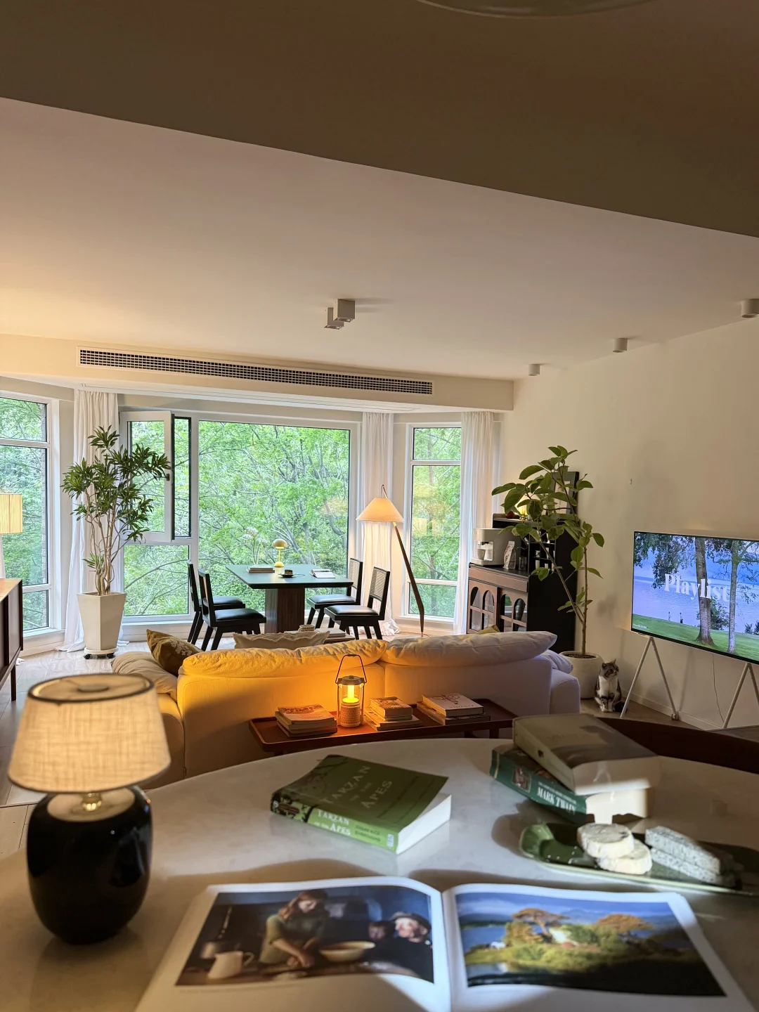 阴天坐在窗边，等待大雨🌧️来临