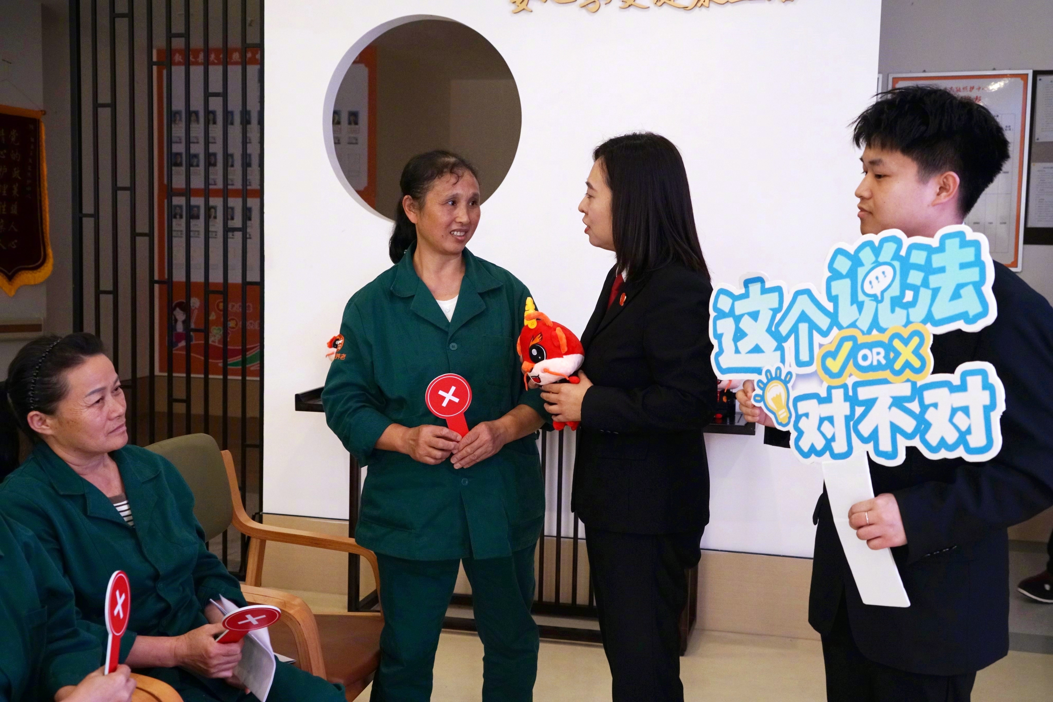 【老人若遭家属遗弃，护工能做什么？#这个说法对不对#走进失能照护中心】“护工发现失能老人疑似遭受家属遗弃等侵害，可以协助老人向法院求助，并引导其依法申请人身安全保护令吗？”“可以协助。”

10月15日，四川省叙永县人民法院联合人民法院新闻传媒总社新媒体部“这个说法对不对”栏目，在重阳节 ​