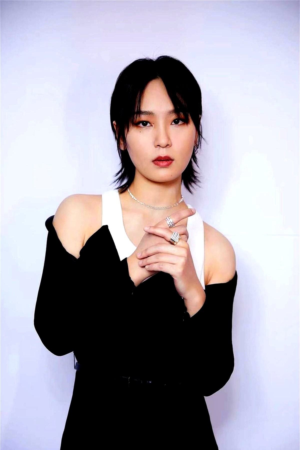 同届超女叶一茜的女儿都18岁了，41岁的周笔畅还在一个人过。

从出道到现在，她足足独居了整整20年，没结婚没孩子，甚至连个恋情传闻都没有。

平时除了上音综、开巡演，周笔畅很少露脸。她爸急得开玩笑催她：“你再不结婚，我都要抑郁了。”

父母的焦虑她心里清楚，但真要为了催婚去妥协，她显然做不到。自己