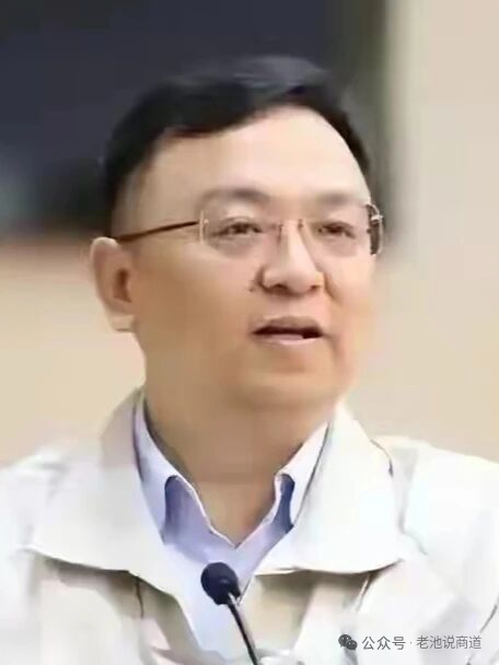 榜样的力量｜王传福：宁愿丢掉一两个月的业绩增长，也要换来用户的长期口碑
 
如今新能源汽车行业竞争白热化，不少车企拼销量、拼价格、拼发布会，甚至在公开场合暗地拉踩竞争对手。身处这样浮躁的市场环境，比亚迪创始人王传福却始终保持清醒，坚守自己的经营底线。
 
他说：“宁愿丢掉一两个月的业绩增长，也要换来