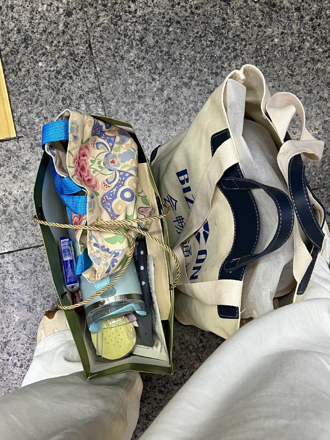花了100块寄了五大袋衣服到上海，自己拎了2包细软随身坐火车，就这还是觉得自己像农民工进城。

我真的是一点苦都吃不了，我这辈子努力的最大原动力，就是避免自己吃这样的苦[泪] ​