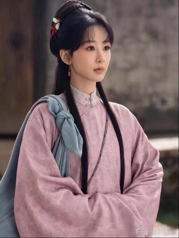 杨紫拒了《兰香如故》，谭松韵接了，爆了。
当时全网嘲她眼瞎，放着现成的爆款不要。结果呢？人家转身进了可可西里，海拔4800米，素颜暴晒188天，减重减到脸上挂不住肉，就为了一个高原巡山警的角色。
6月26号白玉兰，她凭《生命树》拿了视后，36年头一个90后坐上去的，同场压的是孙俪、吴越、任素汐。 ​