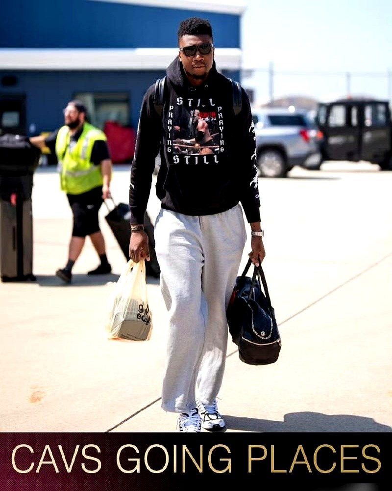 真正的大佬，从不活在聚光灯下。  骑士队季后赛登机前拍合照，全队都在等...