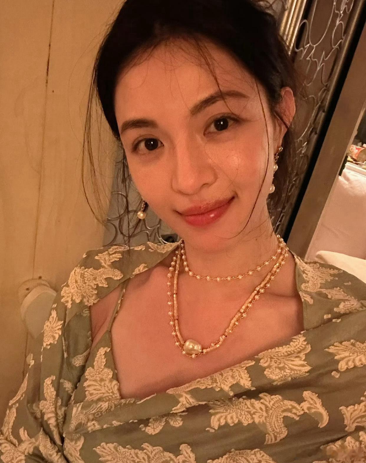1.张凌赫遇到什么事特别喜欢问AI。
2.郭富城是很自律，身材维持的很好，常年健身，也很注重保养。
3.欧豪本人瘦了很多，去年被拍到胖了，用半年就减掉了二十斤。
4.钟楚曦平时用矿泉水当哑铃就能健身。
5.李小冉参加浪姐是王鸥推荐的，王鸥和李小冉关系特别好。
6.富贵花的运动员前任现在结婚生子了， ​