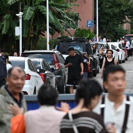 《云南昆明发生4.3级地震 市民有序避险》据中国地震台网正式测定，震中位于昆明市盘龙区，震源深度10千米。地震发生后，昆明网友纷纷反馈，城区多地均有显著震感，众多市民有序外出避险。 ​