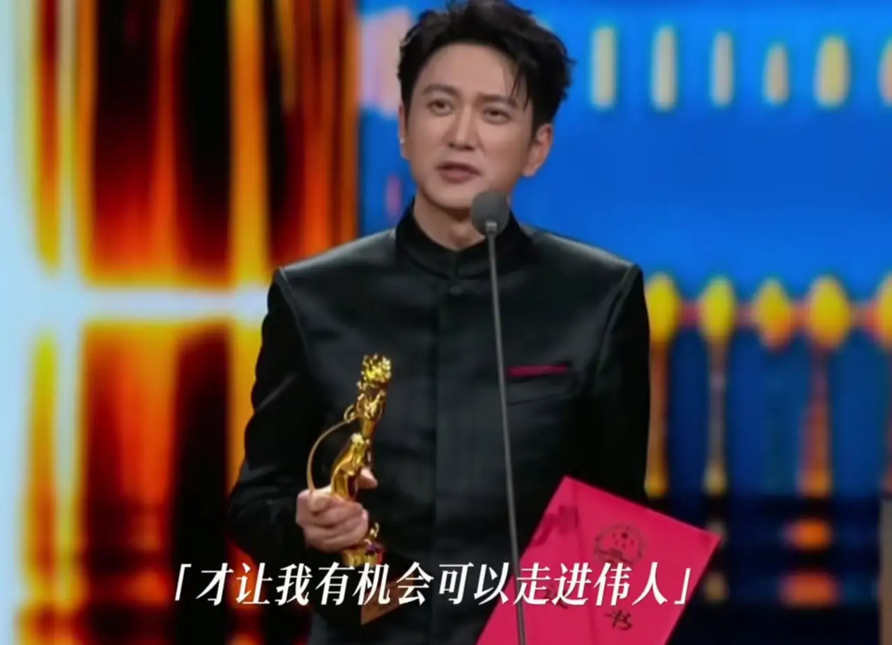 厚积薄发！王仁君拿下飞天奖优秀男演员，从盛长柏到青年革命者，演技终于被看见[赞][赞][赞]
 
第35届飞天奖颁奖典礼落下帷幕，王仁君凭借《浴血荣光》斩获优秀男演员奖。这份沉甸甸的飞天奖杯，是对一位沉下心打磨角色、默默耕耘多年演员最好的嘉奖。很多观众认识王仁君，是《知否》里温润儒雅、三观端正的盛长