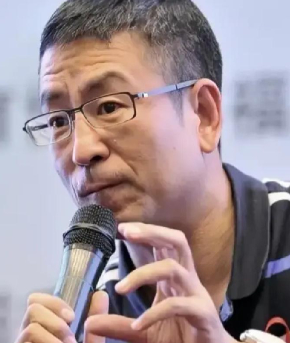 白岩松应邀到郑州大学演讲，自由提问时，一位女大学生直言不讳，问他如何看待“拼爹”这个词？台下同学哈哈大笑，等现场安静下来，白岩松刚说一句话，台下就响起热烈的掌声。

白岩松没躲，他说：“我觉得‘拼爹’本身不是什么坏事。”话一出口，全场炸了。他接着补了一句：“关键是你拼完爹之后，还能不能拼自己。”掌声