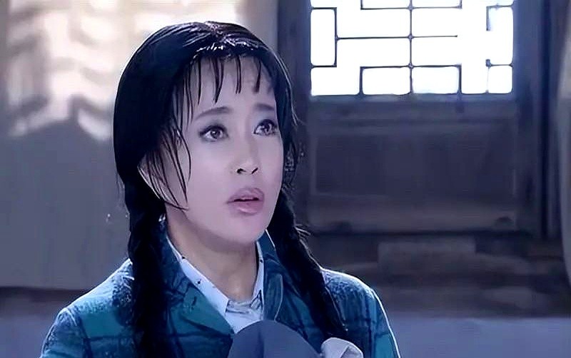 翻遍刘晓庆近二十年的照片，你会发现一个极其反常的细节：她几乎从来不露耳朵。

只要露面，两鬓的头发必然死死捂住两颊，哪怕走红毯也极少戴耳环。

取而代之的，是脖子上挂着一块块比手掌还大的翡翠蜜蜡。有人放大照片才明白，她的耳朵轮廓确实异于常人。那些夸张的珠宝根本不是为了炫富，而是一招精准的障眼法，硬生
